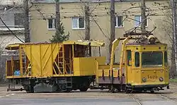 Tramwaj towarowy z wagonem wywrotką do przewozu tłucznia w Petersburgu