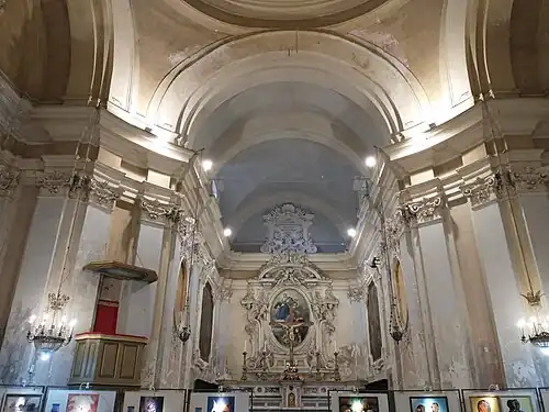 Prezbiterium i ołtarz