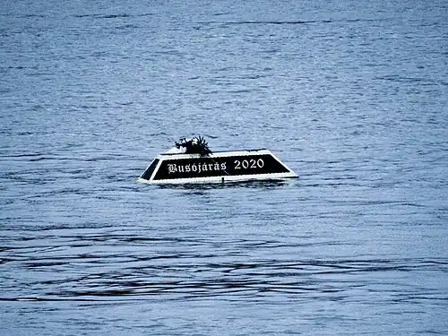 Symbolizująca zimę trumna na Dunaju (2020)