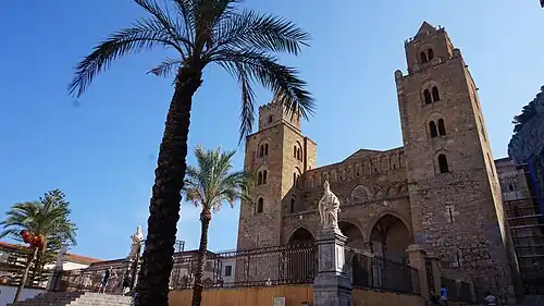 Widok na fasadę katedry