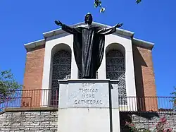 Pomnik Jezusa Chrystusa znajdujący się przy katedrze przed przebudową