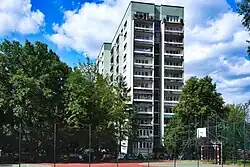 Wnętrze osiedla, blok przy ul. Odrzańskiej 2