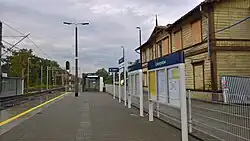 Widok w kierunku Warszawy, po prawej zabytkowy dworzec