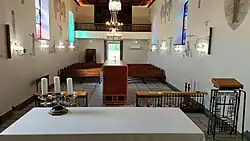 Wnętrze - widok z za ołtarza