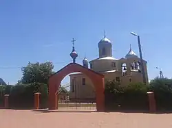 Widok ogólny cerkwi i bramy wjazdowej