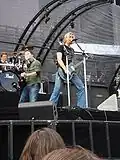 Chad Kroeger, Ryan Peake oraz Daniel Adair podczas koncertu w 2006 roku