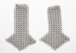 Brytyjskie naramienniki wykonane z plecionki kolczej