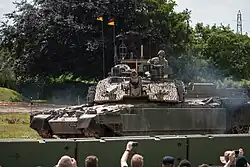 Challenger 2 z dodatkowymi panelami pancerza reaktywnego na bokach kadłuba