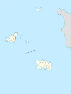 Mapa konturowa Wysp Normandzkich, po lewej znajduje się punkt z opisem „miejsce bitwy”