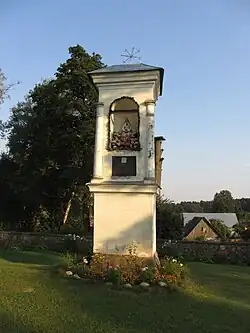 XIX-wieczny polski nagrobek przy kościele