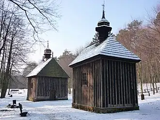 Kapliczki św. Antoniego oraz św. Rocha zimą