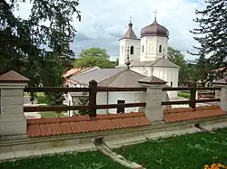 Widok na klasztor, cerkiew Zaśnięcia Matki Bożej i cerkiew św. Jerzego