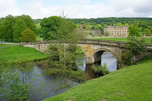Most nad rzeką Derwent, w tle Chatsworth House