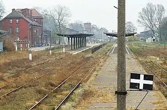 Widok ogólny stacji z peronu. Na pierwszym planie wskaźnik W4