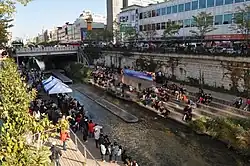 Ludzie odpoczywający nad rzeką