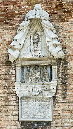 Płaskorzeźba Madonna z Dzieciątkiem na tronie ze św. Piotrem i św. Pawłem na ścianie kaplicy Santissimo Sacramento