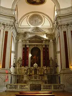 Widok na ołtarz główny