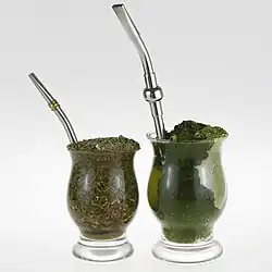 Argentyńska Yerba Mate (po lewej) oraz erva mate chimarrão (po prawej).