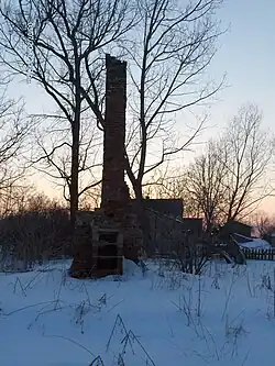 Komin, pozostałość po domu założyciela wsi