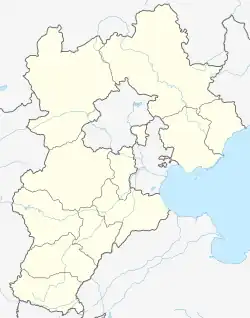 Mapa konturowa Hebei, blisko centrum na lewo znajduje się punkt z opisem „Baoding”
