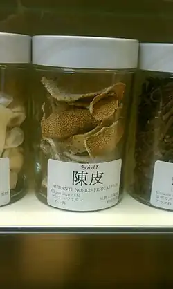 Suszone na słońcu skórki mandarynek (chénpí﻿(inne języki))