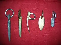 Różne rodzaje haków wspinaczkowych