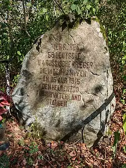Obelisk z inskrypcją na terenie cmentarza