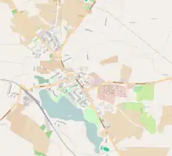 Mapa konturowa Choszczna, blisko centrum na lewo znajduje się punkt z opisem „Parafia pw. Narodzenia Najświętszej Maryi Panny w Choszcznie”
