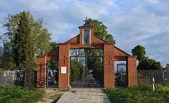 Brama cmentarna w Chotowie 2019