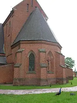 Paw na tle kościoła w Odechowie