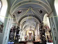 Wnętrze i ołtarz główny