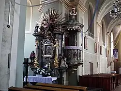 Ambona i ołtarz boczny