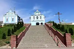 Schody, krzyż, dzwonnica, kaplica-baptysterium