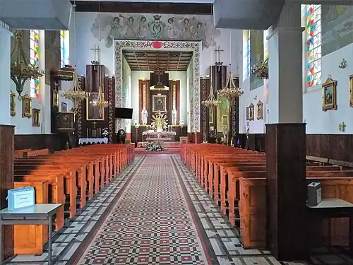 Wnętrze z ołtarzem