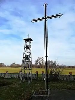 Krzyż i dzwonnica