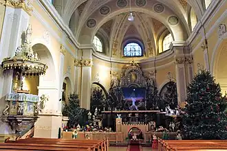 Wnętrze z ołtarzami