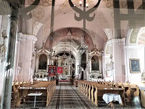 Wnętrze z ołtarzem