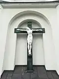 Krucyfiks na elewacji kościoła
