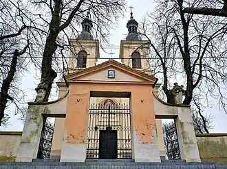 Elewacja główna z bramą