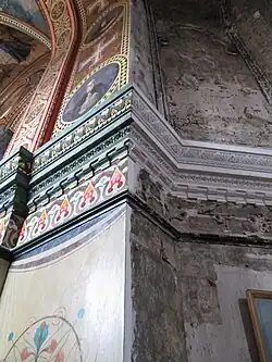 Kolumna i fragment łuku