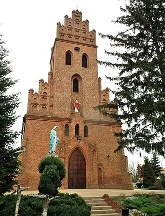 Wieża i statua maryjna