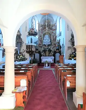 Wnętrze z ołtarzem