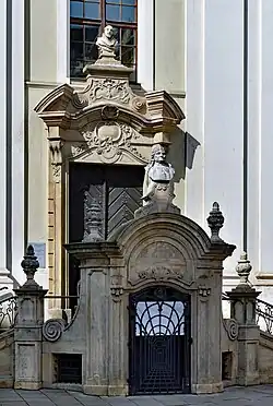 Wejście do kościoła oraz popiersia: Stanisława Konarskiego oraz św. Józefa Kalasantego (wyżej).