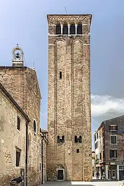 Kampanila i ściana zamykająca lewy transept