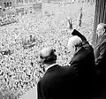 Pełniący urząd premiera Wielkiej Brytanii przez większość wojny Winston Churchill pozdrawia tłum celebrujących kres wojny w Europie obywateli gestem zwycięstwa (8 maja 1945 roku)
