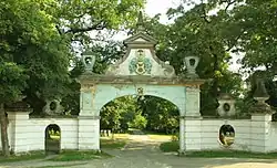 Brama z herbem Georga Kramsta