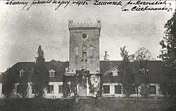 Dwór przed 1915 rokiem zbudowany w miejscu zamku Kiszków.