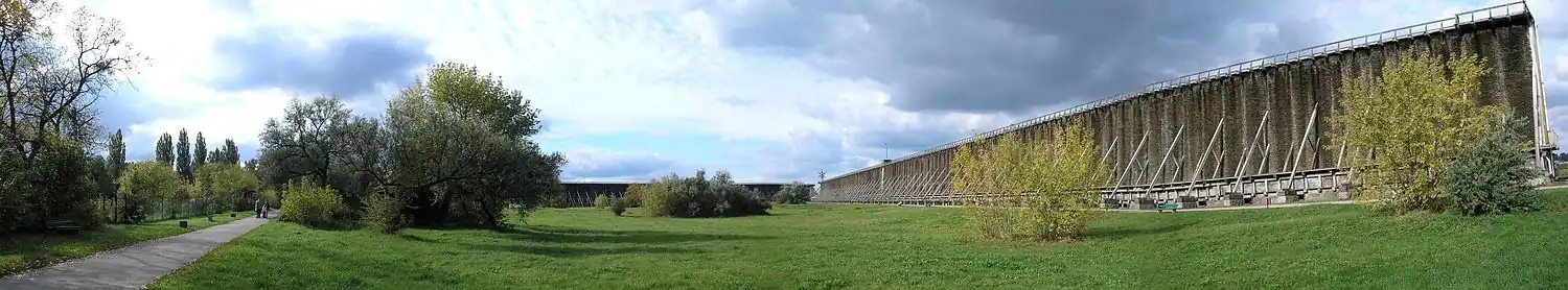 Dwie z trzech tężni w Ciechocinku