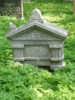 Nagrobek w formie steli na cmentarzu żydowskim w Oświęcimiu