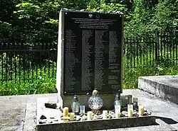 Obelisk z tablicą upamiętniającą zamordowanych Żydów